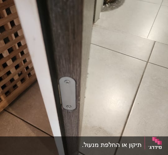 מנעול בדלת עץ על רצפת אריחים